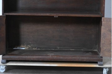 イギリスアンティーク　希少サイズ!!　オーク材　繊細な彫刻が目を引くサイドボード　(R-087029)