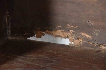 イギリスアンティーク　希少サイズ!!　オーク材　繊細な彫刻が目を引くサイドボード　(R-087029)