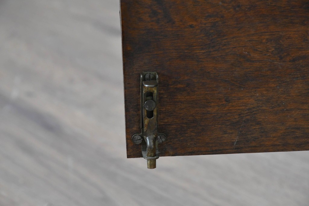 イギリスアンティーク　希少サイズ!!　オーク材　繊細な彫刻が目を引くサイドボード　(R-087029)