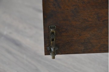 イギリスアンティーク　希少サイズ!!　オーク材　繊細な彫刻が目を引くサイドボード　(R-087029)