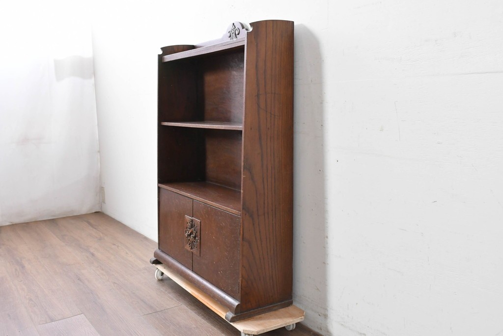 イギリスアンティーク　希少サイズ!!　オーク材　繊細な彫刻が目を引くサイドボード　(R-087029)