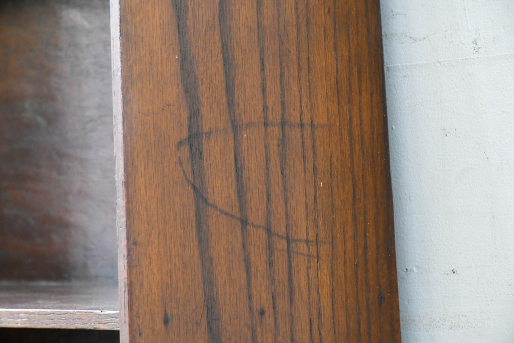 イギリスアンティーク　希少サイズ!!　オーク材　繊細な彫刻が目を引くサイドボード　(R-087029)