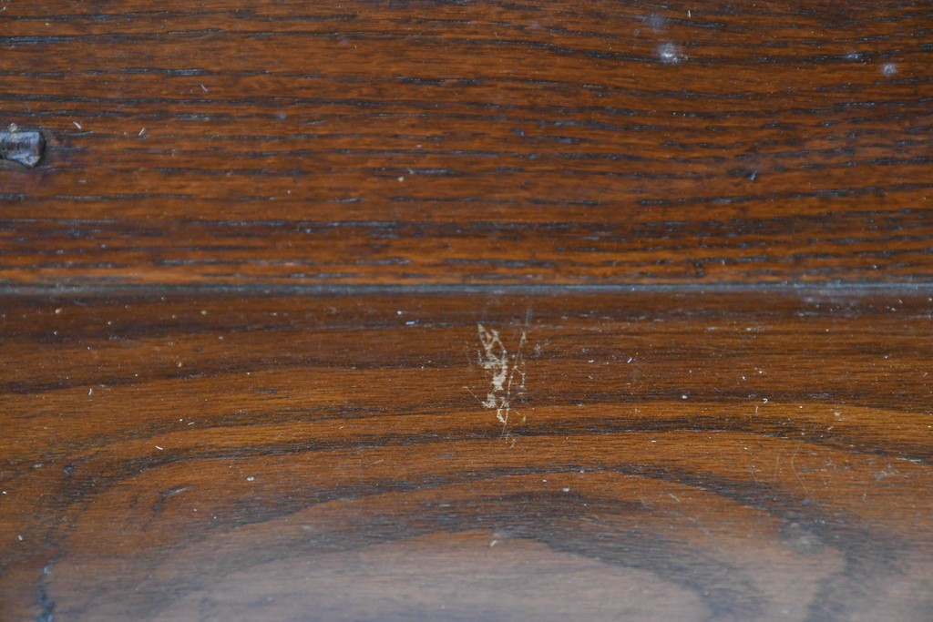 イギリスアンティーク　希少サイズ!!　オーク材　繊細な彫刻が目を引くサイドボード　(R-087029)