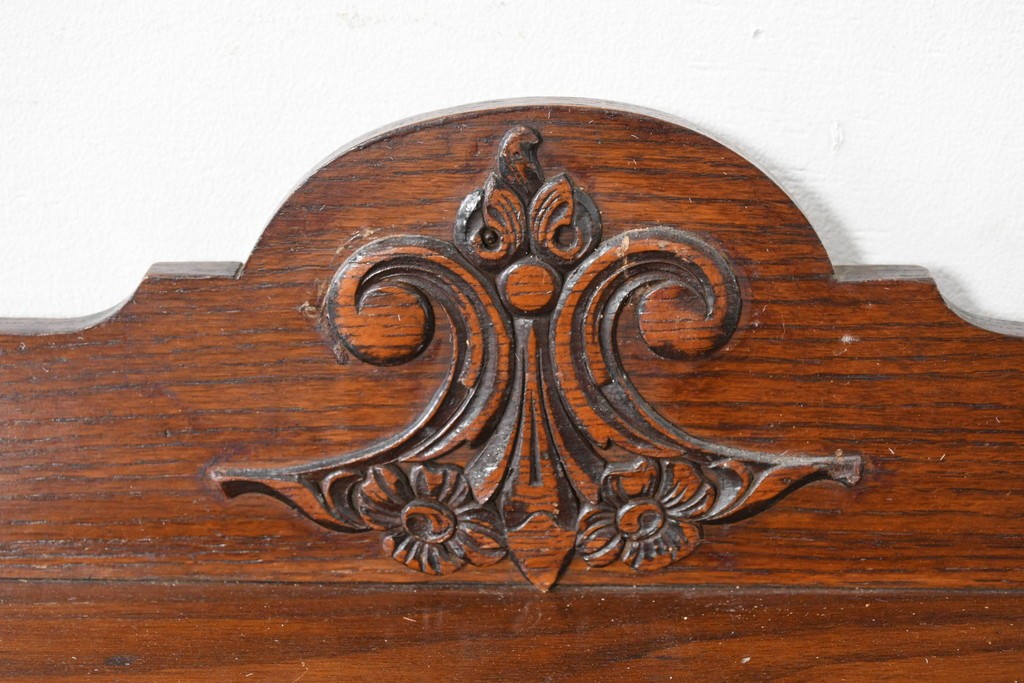 イギリスアンティーク　希少サイズ!!　オーク材　繊細な彫刻が目を引くサイドボード　(R-087029)