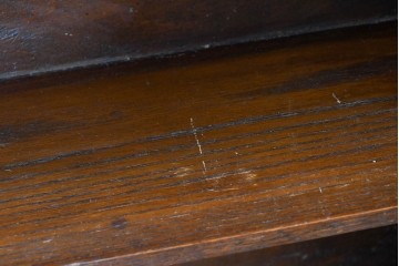 イギリスアンティーク　希少サイズ!!　オーク材　繊細な彫刻が目を引くサイドボード　(R-087029)