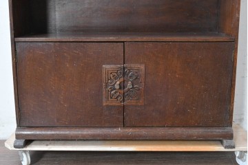 イギリスアンティーク　希少サイズ!!　オーク材　繊細な彫刻が目を引くサイドボード　(R-087029)