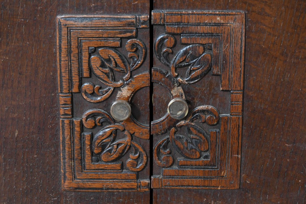 イギリスアンティーク　希少サイズ!!　オーク材　繊細な彫刻が目を引くサイドボード　(R-087029)