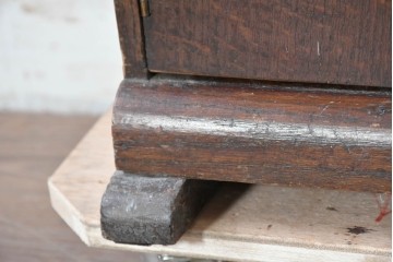 イギリスアンティーク　希少サイズ!!　オーク材　繊細な彫刻が目を引くサイドボード　(R-087029)