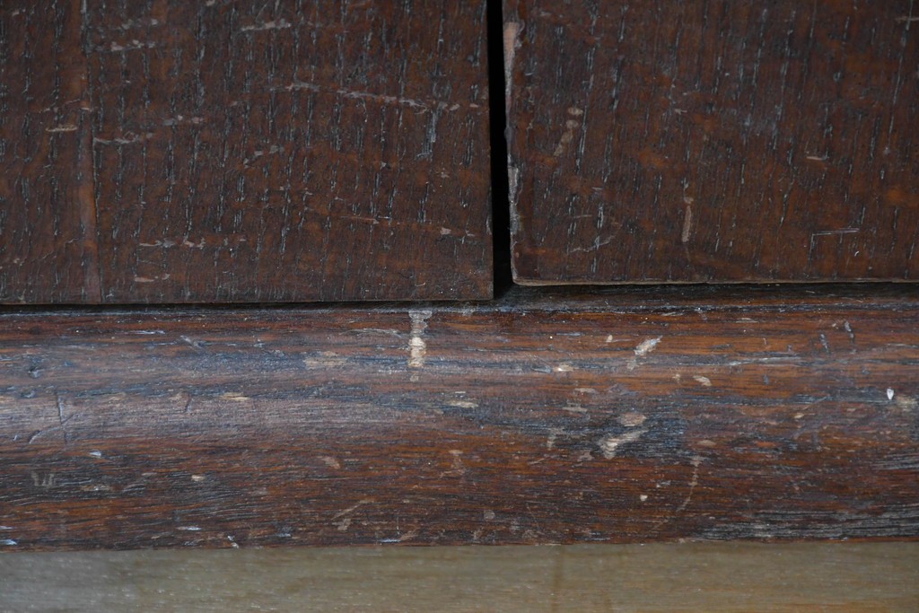 イギリスアンティーク　希少サイズ!!　オーク材　繊細な彫刻が目を引くサイドボード　(R-087029)