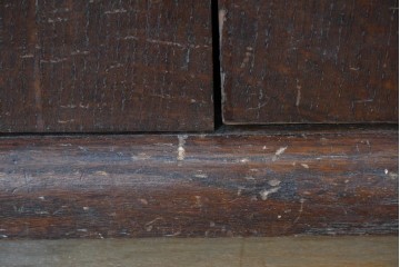 イギリスアンティーク　希少サイズ!!　オーク材　繊細な彫刻が目を引くサイドボード　(R-087029)