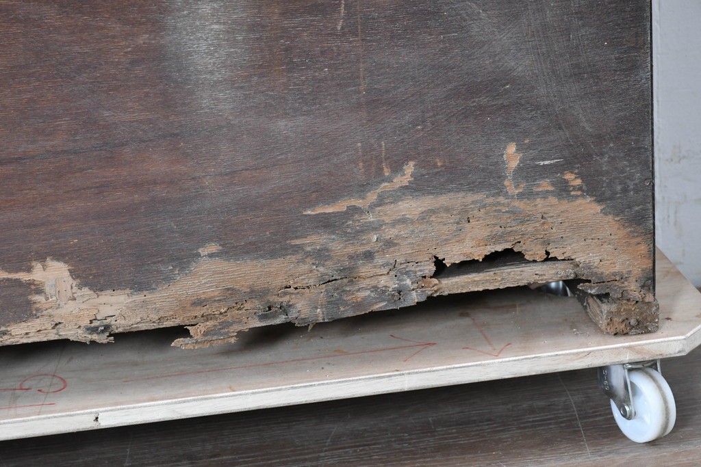 イギリスアンティーク　希少サイズ!!　オーク材　繊細な彫刻が目を引くサイドボード　(R-087029)