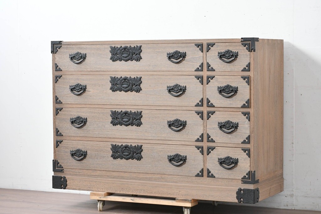 中古　桐匠　柏政衛作　総桐材　重厚な金具が目を引く加茂総桐箪笥　定価推定約60万円から70万円　(R-087030)