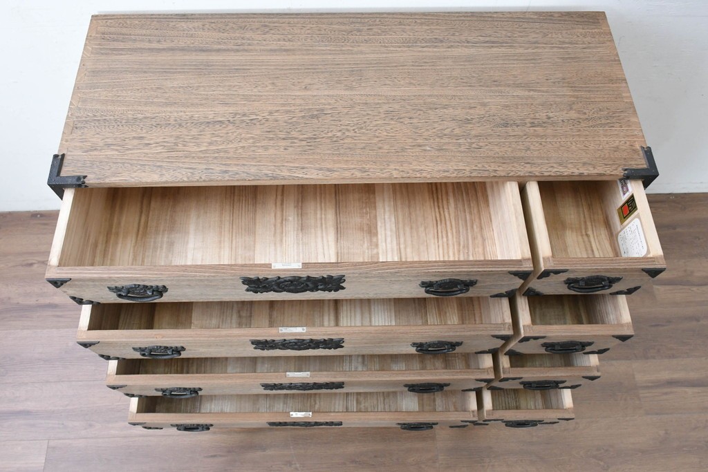 中古　桐匠　柏政衛作　総桐材　重厚な金具が目を引く加茂総桐箪笥　定価推定約60万円から70万円　(R-087030)