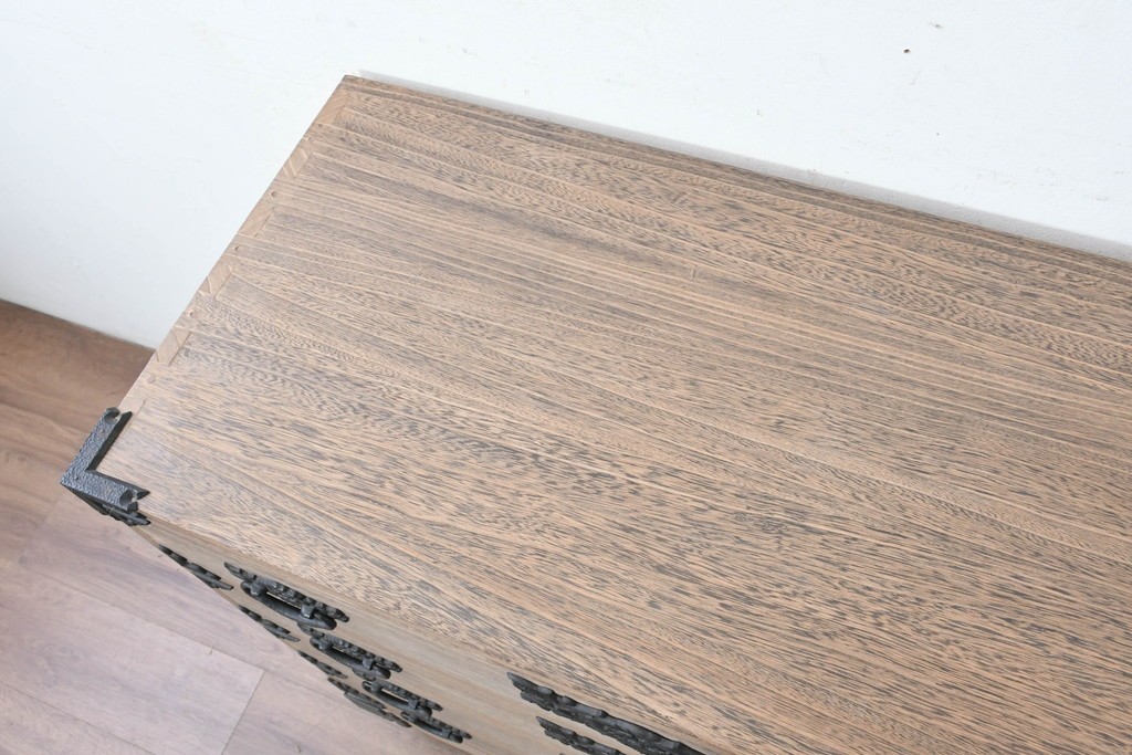 中古　桐匠　柏政衛作　総桐材　重厚な金具が目を引く加茂総桐箪笥　定価推定約60万円から70万円　(R-087030)