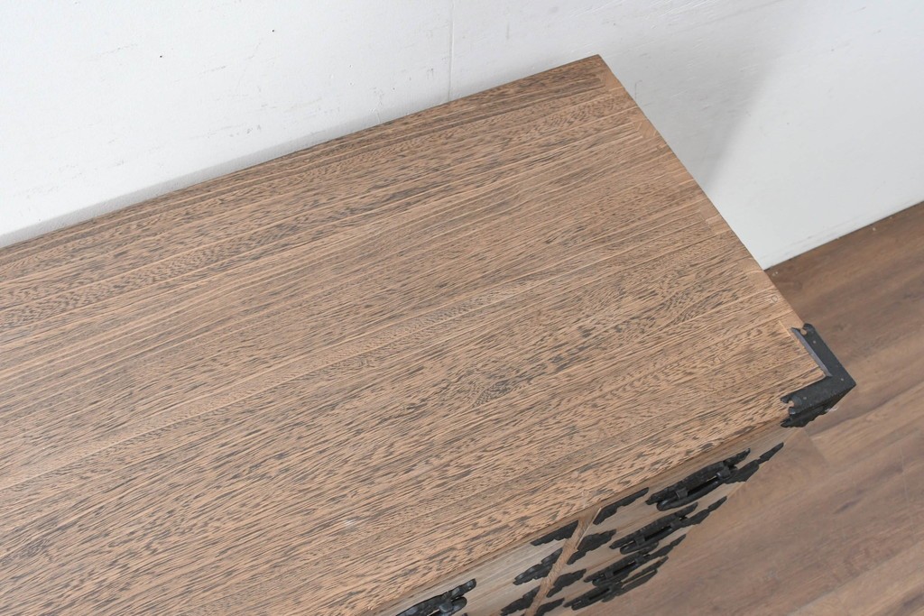 中古　桐匠　柏政衛作　総桐材　重厚な金具が目を引く加茂総桐箪笥　定価推定約60万円から70万円　(R-087030)