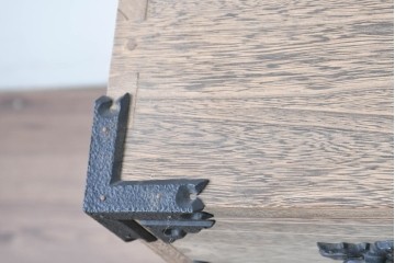 中古　桐匠　柏政衛作　総桐材　重厚な金具が目を引く加茂総桐箪笥　定価推定約60万円から70万円　(R-087030)