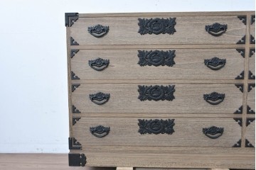 中古　桐匠　柏政衛作　総桐材　重厚な金具が目を引く加茂総桐箪笥　定価推定約60万円から70万円　(R-087030)