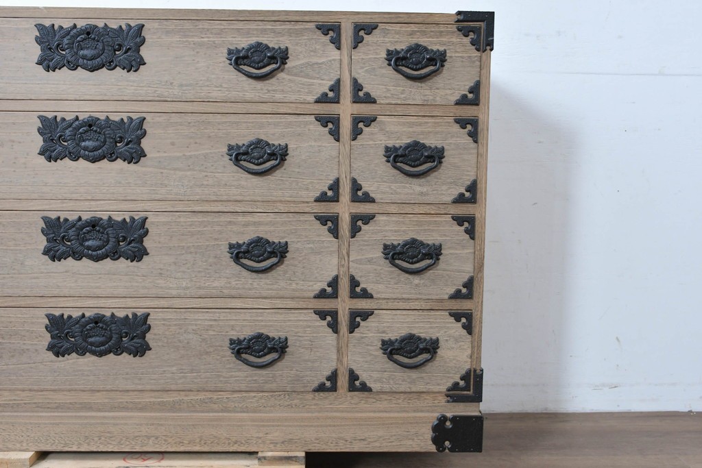 中古　桐匠　柏政衛作　総桐材　重厚な金具が目を引く加茂総桐箪笥　定価推定約60万円から70万円　(R-087030)