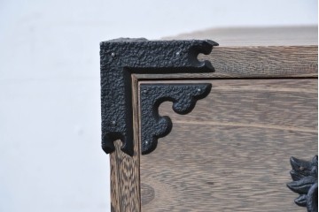 中古　桐匠　柏政衛作　総桐材　重厚な金具が目を引く加茂総桐箪笥　定価推定約60万円から70万円　(R-087030)