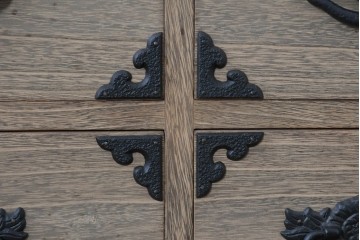 中古　桐匠　柏政衛作　総桐材　重厚な金具が目を引く加茂総桐箪笥　定価推定約60万円から70万円　(R-087030)