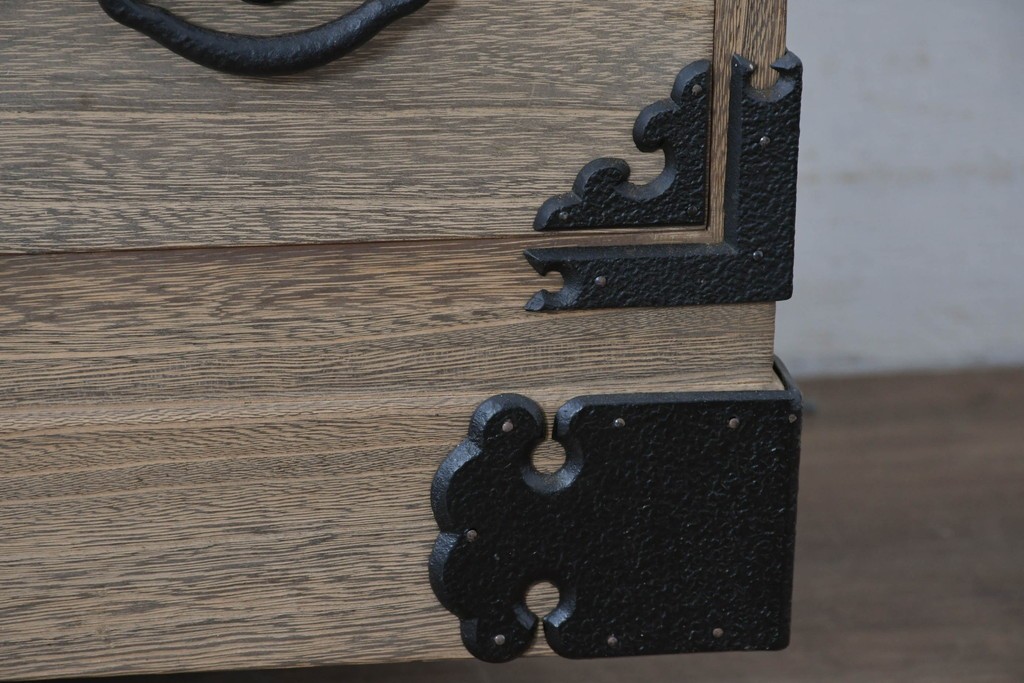 中古　桐匠　柏政衛作　総桐材　重厚な金具が目を引く加茂総桐箪笥　定価推定約60万円から70万円　(R-087030)