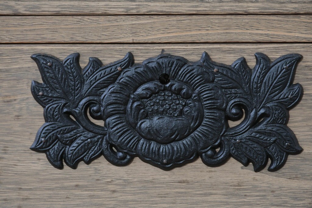 中古　桐匠　柏政衛作　総桐材　重厚な金具が目を引く加茂総桐箪笥　定価推定約60万円から70万円　(R-087030)