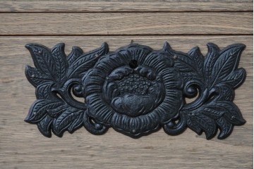 中古　桐匠　柏政衛作　総桐材　重厚な金具が目を引く加茂総桐箪笥　定価推定約60万円から70万円　(R-087030)