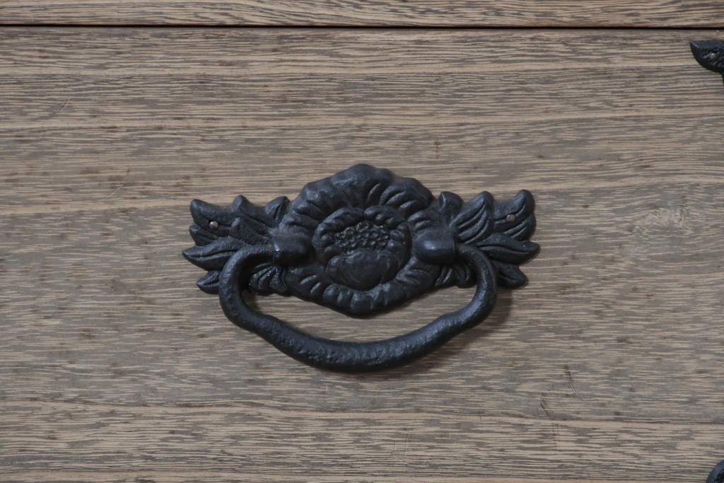 中古　桐匠　柏政衛作　総桐材　重厚な金具が目を引く加茂総桐箪笥　定価推定約60万円から70万円　(R-087030)