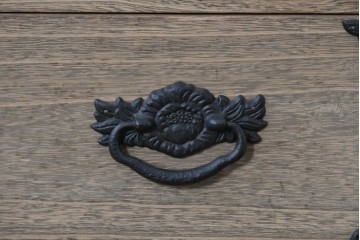 中古　桐匠　柏政衛作　総桐材　重厚な金具が目を引く加茂総桐箪笥　定価推定約60万円から70万円　(R-087030)