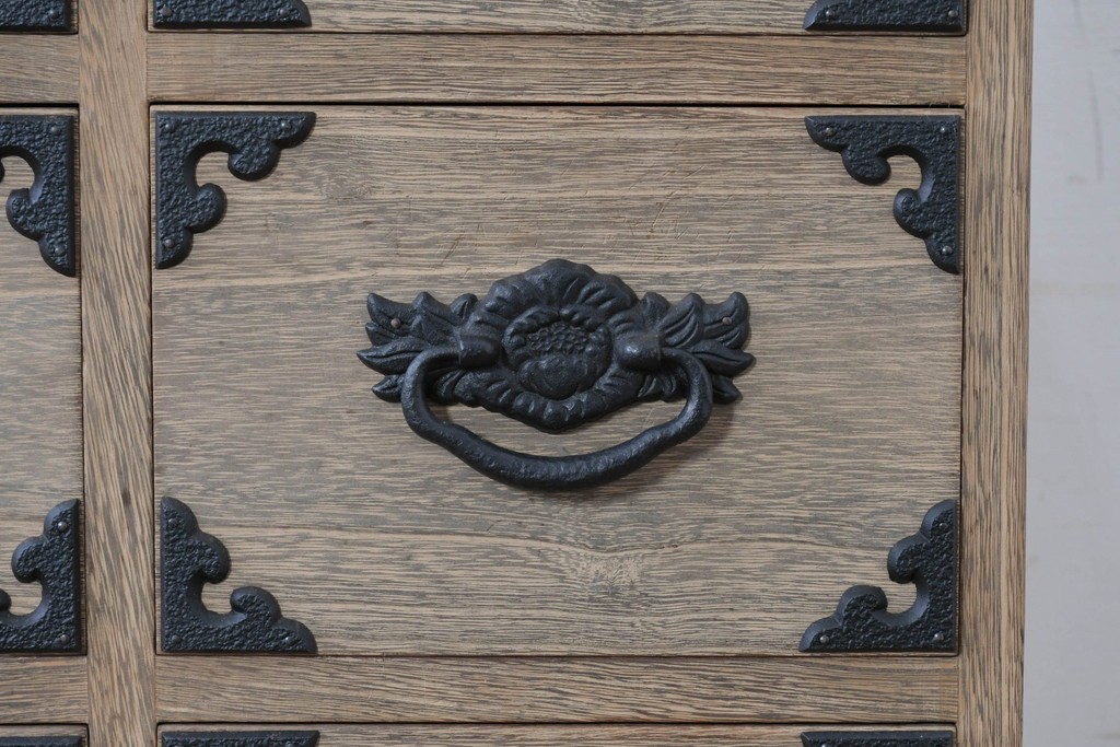 中古　桐匠　柏政衛作　総桐材　重厚な金具が目を引く加茂総桐箪笥　定価推定約60万円から70万円　(R-087030)