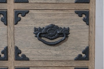 中古　桐匠　柏政衛作　総桐材　重厚な金具が目を引く加茂総桐箪笥　定価推定約60万円から70万円　(R-087030)