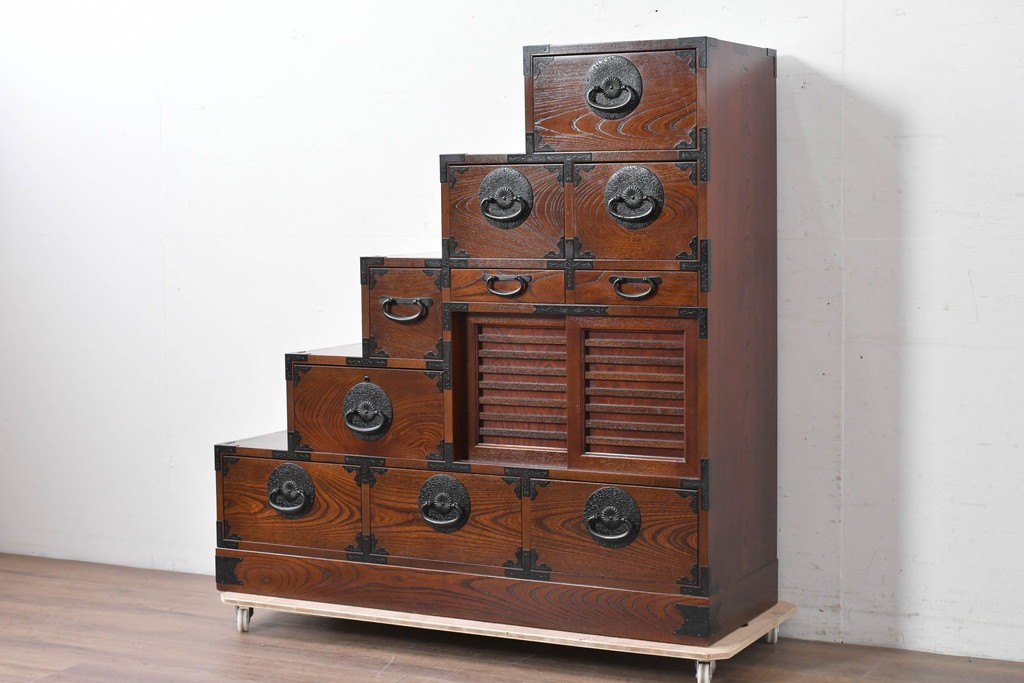 中古　美品　駿河随一　重厚な金具が映える階段箪笥　定価約48万円　(R-087032)