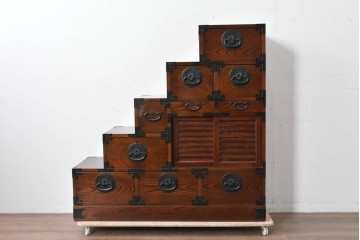 中古　美品　駿河随一　重厚な金具が映える階段箪笥　定価約48万円　(R-087032)