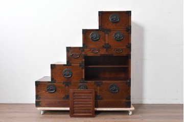 中古　美品　駿河随一　重厚な金具が映える階段箪笥　定価約48万円　(R-087032)