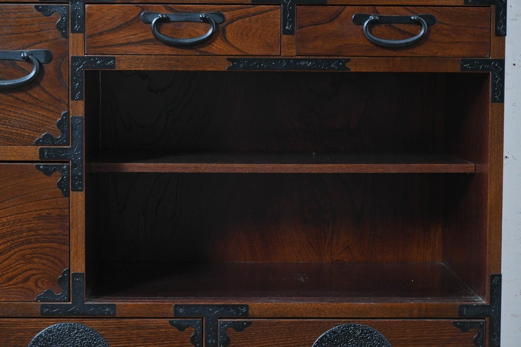 中古　美品　駿河随一　重厚な金具が映える階段箪笥　定価約48万円　(R-087032)