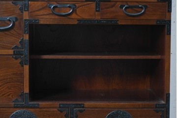 中古　美品　駿河随一　重厚な金具が映える階段箪笥　定価約48万円　(R-087032)