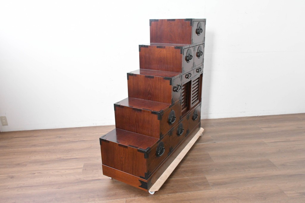 中古　美品　駿河随一　重厚な金具が映える階段箪笥　定価約48万円　(R-087032)