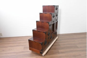 中古　美品　駿河随一　重厚な金具が映える階段箪笥　定価約48万円　(R-087032)