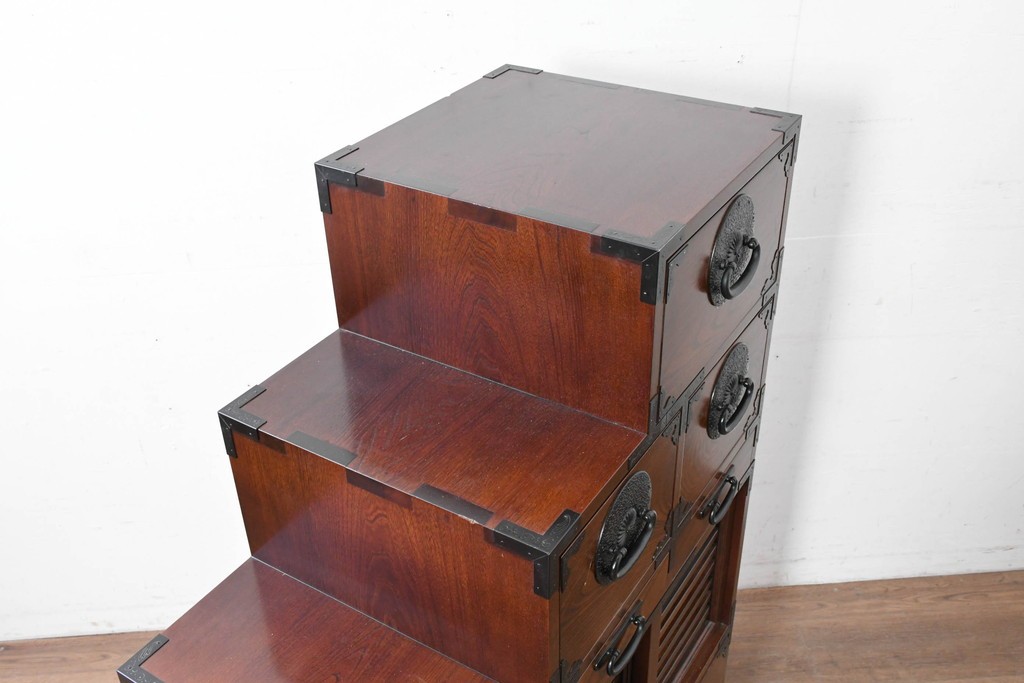 中古　美品　駿河随一　重厚な金具が映える階段箪笥　定価約48万円　(R-087032)