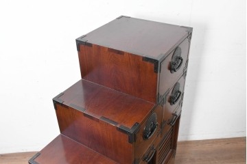 中古　美品　駿河随一　重厚な金具が映える階段箪笥　定価約48万円　(R-087032)