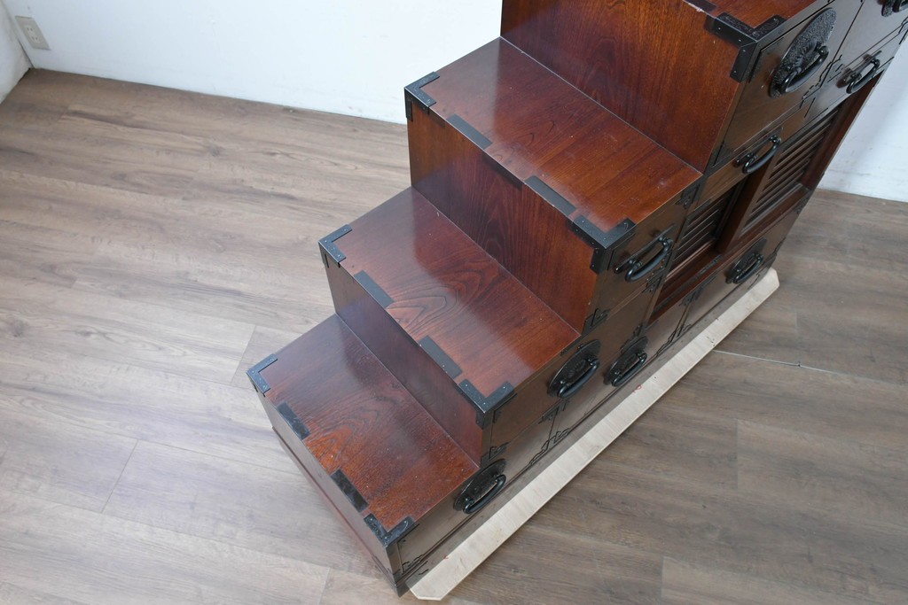 中古　美品　駿河随一　重厚な金具が映える階段箪笥　定価約48万円　(R-087032)