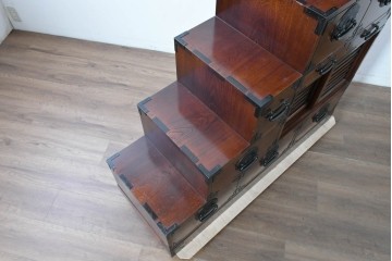 中古　美品　駿河随一　重厚な金具が映える階段箪笥　定価約48万円　(R-087032)