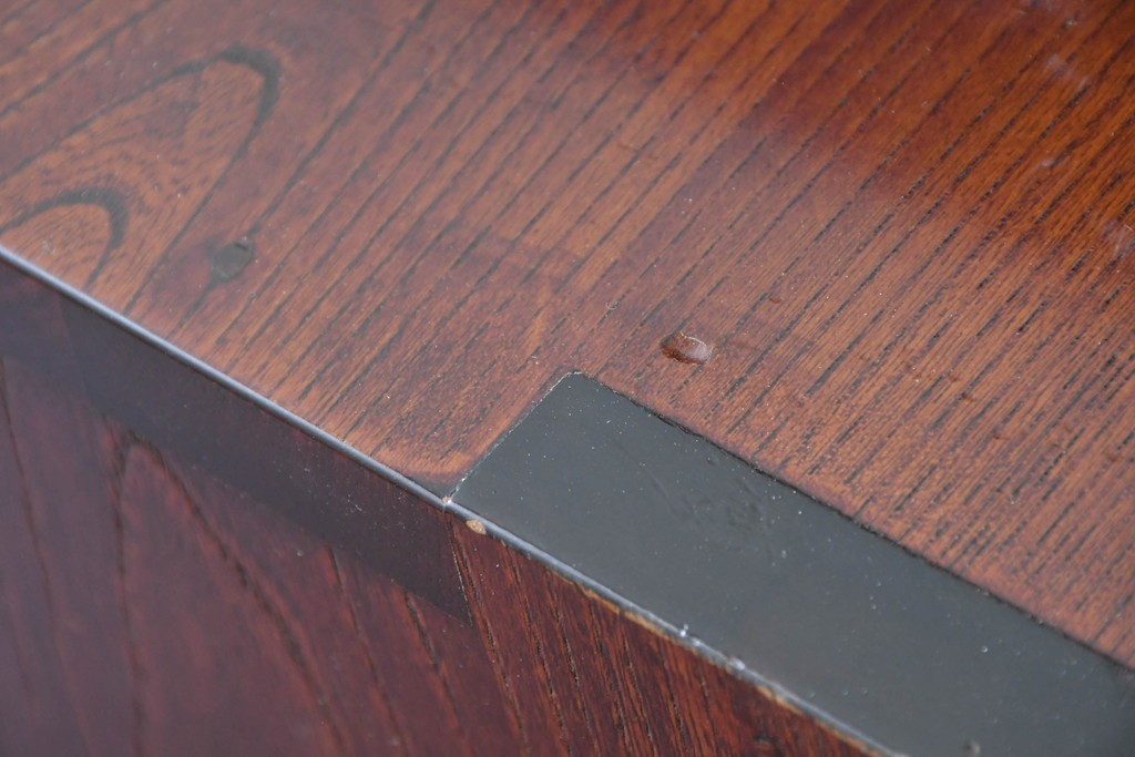 中古　美品　駿河随一　重厚な金具が映える階段箪笥　定価約48万円　(R-087032)