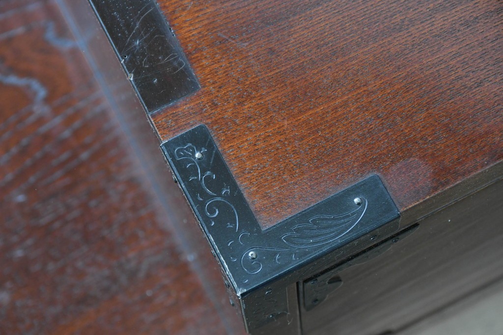 中古　美品　駿河随一　重厚な金具が映える階段箪笥　定価約48万円　(R-087032)