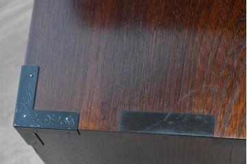 中古　美品　駿河随一　重厚な金具が映える階段箪笥　定価約48万円　(R-087032)