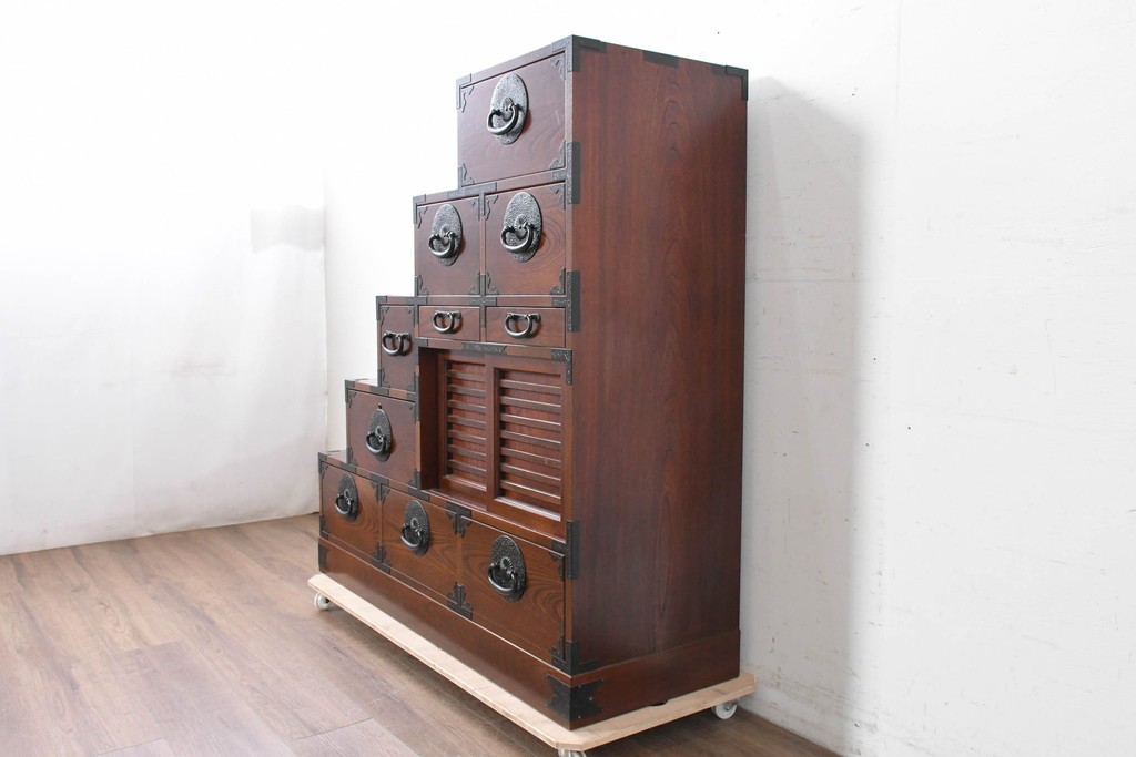 中古　美品　駿河随一　重厚な金具が映える階段箪笥　定価約48万円　(R-087032)