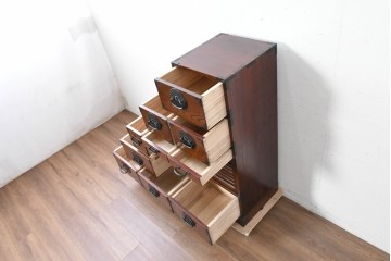 中古　美品　駿河随一　重厚な金具が映える階段箪笥　定価約48万円　(R-087032)