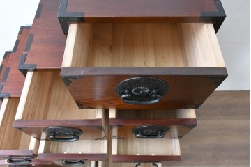 中古　美品　駿河随一　重厚な金具が映える階段箪笥　定価約48万円　(R-087032)