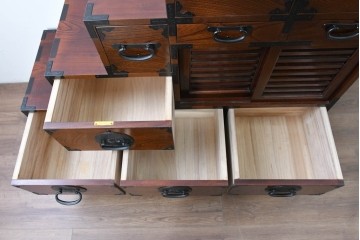 中古　美品　駿河随一　重厚な金具が映える階段箪笥　定価約48万円　(R-087032)