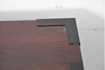 中古　美品　駿河随一　重厚な金具が映える階段箪笥　定価約48万円　(R-087032)